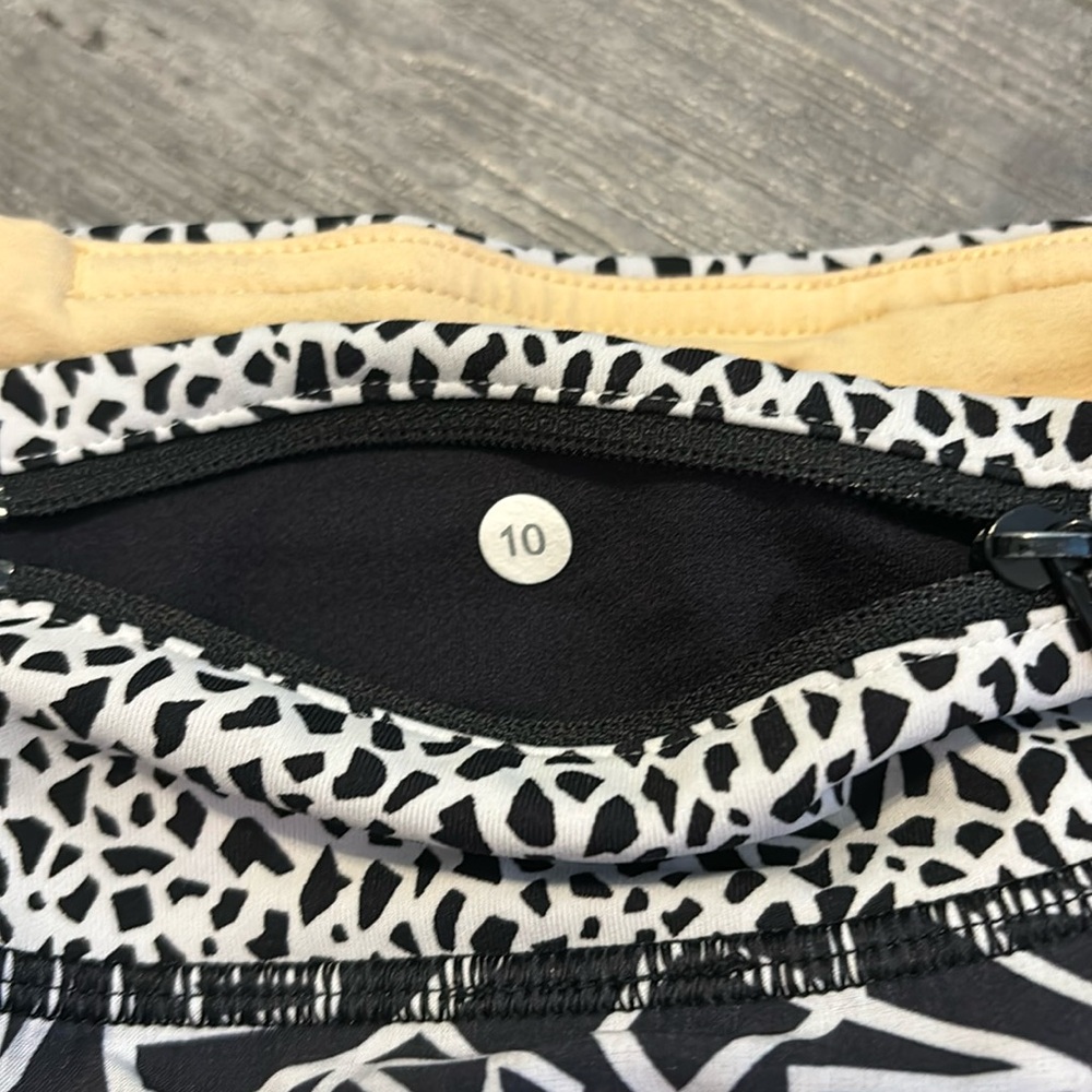 Lululemon Posey Low Rise 2.5” Speed Up Shorts - Picture 3 of 3